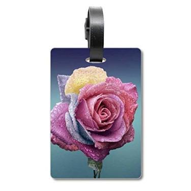 Imagem de Rosas em rosa escuro com etiqueta para bagagem e cartão de bagagem