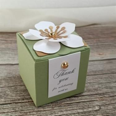 Imagem de MillaSaw 20 caixas de doces verde-oliva, caixas de lembrancinhas de festa com decoração floral, etiquetas brancas de agradecimento, embrulho de presente para casamento, aniversário, festa de chá de