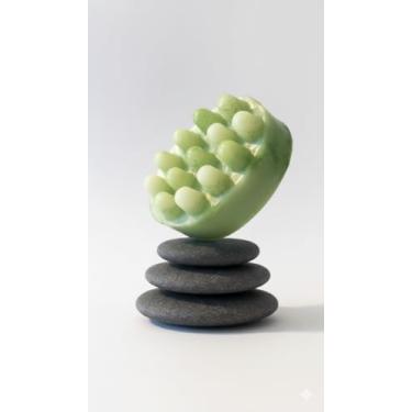 Imagem de Sabonete artesanal terapêutico com óleo essencial, extrato de ervas, glicerina vegetal hipoalergênica e manteiga de palma. Veggie, feito à mão, sustentável. 3 variações: revigorante (extrato de camomila e hortelã, oe jasmim); purificante (extrato de Guiné, oe de cipreste); amor (blend de oe de bauni