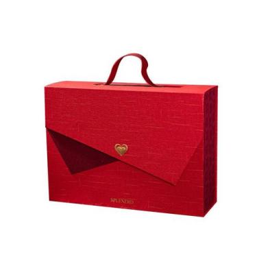 Imagem de Caixa de presente de papel vermelho com alça, fecho em forma de coraçã