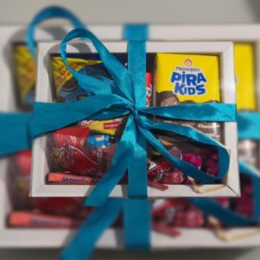Imagem de Cesta de Doces Sortidos com Mini Oreo, Pirakids, Batom e Balas, Kit Presente em Embalagem Decorativa