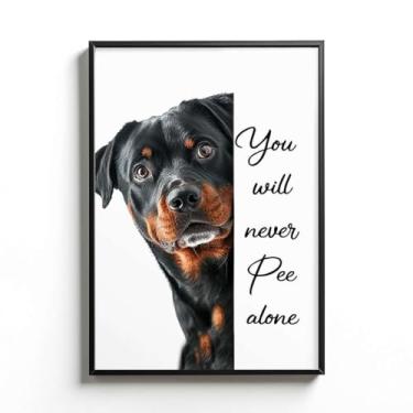 Imagem de KiKi8xyBox Pôster Rottweiler - Arte de parede engraçada para banheiro - Citação You Will Never Pee Alone - Impressão de humor de animal de estimação fofo - Ideia de presente para amantes de cães