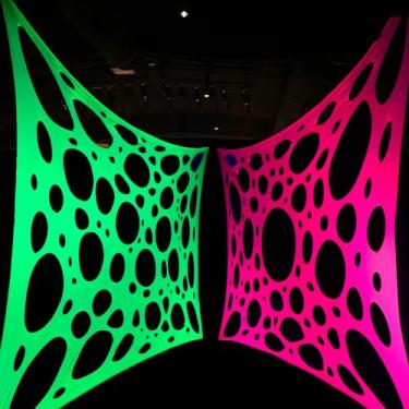 Imagem de Pano de fundo para decoração de festa de malha 2,9 m x 2,1 m decoração de festa luz preta elastano malha de lycra com ilhós para instalação (verde neon + rosa neon (2 peças), 2,9 m x 2,1 m)
