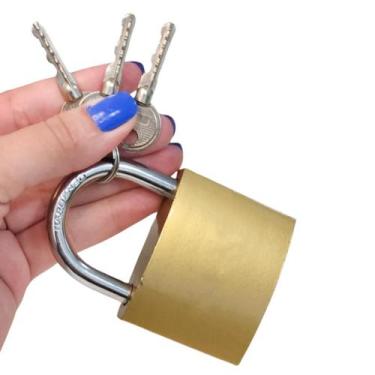 Imagem de Cadeado Dourado 63mm Proteção Antifurto Com 3 Chaves Tetra Para Portõe