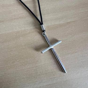 Imagem de Colar Cruz Minimalista Masculino Prateado Cordão Ajustável