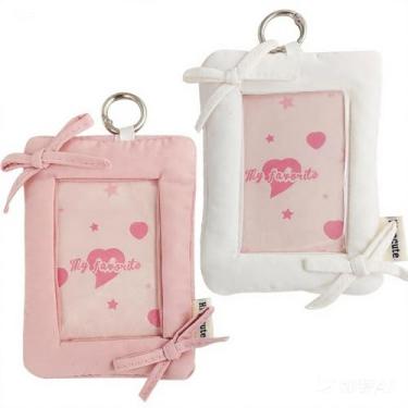 Imagem de SZHTSWU 2 peças de porta-cartões com recorte de coração de 7,6 cm com chaveiro, protetor de cartão de foto portátil, capa protetora para crachá de identidade, capa protetora para cartão de foto