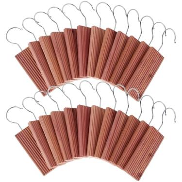 Imagem de UKQRRTC 24 peças de blocos de cedro, tábuas de cedro 100% aromáticas com gancho, mantém as roupas renovadas, perfume duradouro, presente perfeito para a família, amigos, colegas para armários e