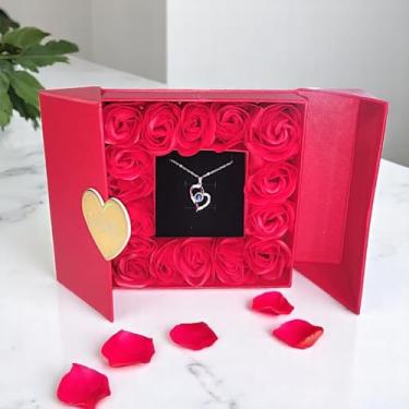 Imagem de Kit Presente Colar Pingente Projetor Coração Prata 100 Idiomas com Caixa Presente 12 Rosas Eternas Vermelhas Luxo