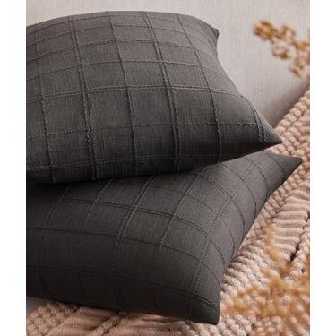 Imagem de ZeeMart Conjunto de 2 capas de almofada xadrez de linho, 55 x 55 cm em toda a grade carvão, decoração de fazenda com grade dupla face bordada, capas de almofada de sofá cinza de algodão e linho