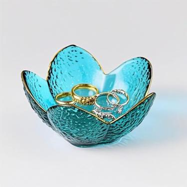 Imagem de BROSEBEAQ Bandeja de joias pequena para mulheres, bandeja de joias de vidro, travessa, anel de flor, presente de noivado, suporte de anel de cristal, prato de joias de vaidade, tigela de joias para
