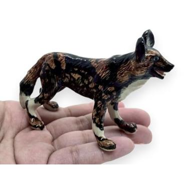 Imagem de WitnyStore Estatueta minúscula de cachorro selvagem africano de 9,5 cm – Miniatura feita à mão raposas de cerâmica, lobo, chacal, cão selvagem, animais selvagens, animais selvagens, bonequinhos de
