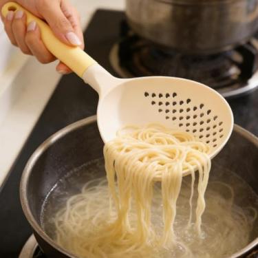 Imagem de 1 pç 2 em 1 concha de sopa e escorredor antiaderente panela de cozinha coador de vegetais de drenagem eficiente tamanho grande, 30 * 14 cm