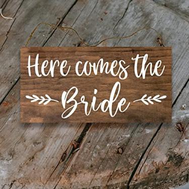 Imagem de Agriism Placa "Aqui Vem Sua Noiva" - Porta-Alianças De Madeira Para Casamento 30X15 Cm