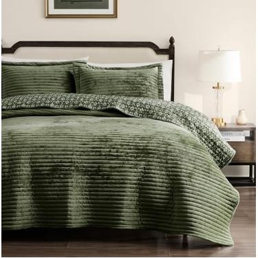 Imagem de WDCOZY Conjunto de colcha de veludo king size – Colcha de cama macia e leve listrada verde-oliva, verde escuro, capa rústica de fazenda, campo de fazenda, edredom moderno, quente, fino, 3 peças