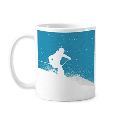 Imagem de Esqui esportivo com esquis, vara de esqui, caneca de cerâmica, xícara de porcelana de café