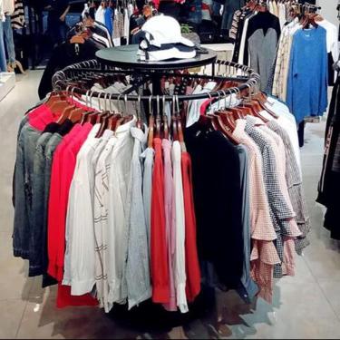 Imagem de Rack De Vestuário Rotativo Redondo Rack De Roupas Para Boutiques, Exibição De Vestido Espiral De Varejo Colocação De Roupas E Essories Pendurados No Chão, Black, 135 * 70cm