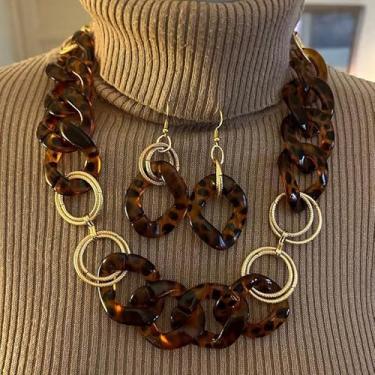 Imagem de Conjunto de brincos e colares de argola dourada estilo retrô com laço de tartaruga e 3 peças, adequado para festas, encontros e roupas do dia a dia.