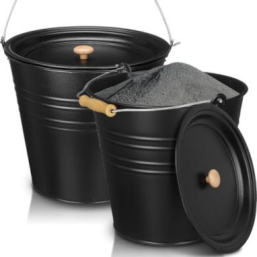 Imagem de LOYIM Pacote com 2 balde de cinzas preto com tampa balde de metal balde de carvão balde de cinzas ferramenta de lareira para lareiras fogueiras lareiras fogões a lenha para ambientes internos e