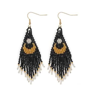 Imagem de EQUBIO Brincos femininos com franja e lua de sementes pretas, contas 12/0 tecidas à mão com padrão crescente dourado, brincos pendentes de borla boho leves com fios de anzol – Par