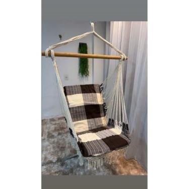 Imagem de cadeiras e balanços suspensos fixados no teto(MARROM/CRU)