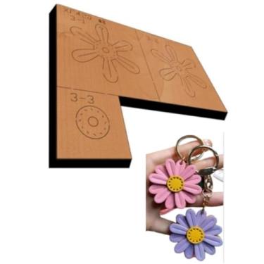 Imagem de Molde de corte de couro com pingente de crisântemo, cortador de corte de matriz artesanal de 60 x 60 mm, modelo de gravação de ferramenta de perfuração de base de madeira