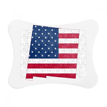 Imagem de Enfeite de quebra-cabeça em forma de bandeira com listras de estrelas e mapa dos EUA