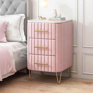 Imagem de Mesa de cabeceira de veludo com 3 gavetas, mesa de cabeceira estofada com tampo de mármore falso, mesa de cabeceira moderna com pernas e alças de metal para sala de estar, quarto, rosa, 40 x