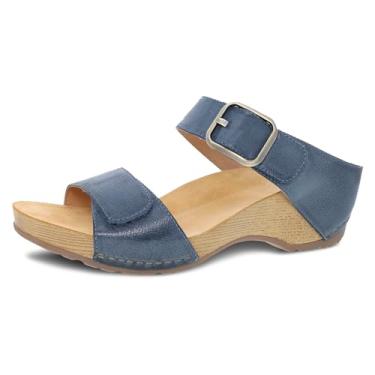 Imagem de Dansko Sandália feminina Tanya Slip-On Wedge – Palmilha acolchoada e contornada para conforto e suporte o dia todo – Alça de velcro com detalhe de fivela – Sola de borracha leve, Azul, 6.5-7