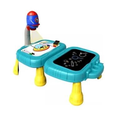 Imagem de Mesa Projetora Infantil com Lousa Dupla 2 em 1 - Luz de Projeção e Desenho Educativo | Acompanha 3 Discos Projetores, 4 Canetinhas, Kit de Giz e Apagador | Brinquedo Interativo - Modelo Foguete (Azul)