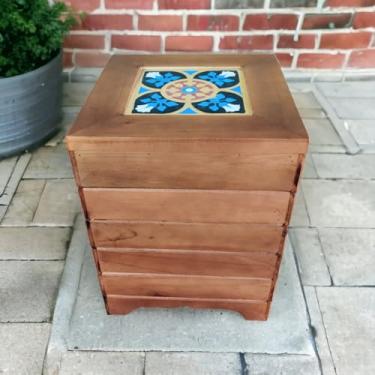 Imagem de Banquinho Baú em Madeira Maciça Rústico – Banco Artesanal com Espaço Interno para Armazenamento – Decorativo e Funcional para Sala, Quarto e Entrada (3, S01)