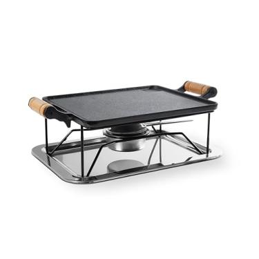 Imagem de Rechaud com Chapa de Ferro Fundido, Suporte em Metal Preto, Alças de Madeira, Queimador a Álcool, Bandeja em Inox