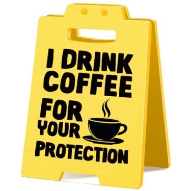 Imagem de Placa engraçada para decoração de mesa para amantes de café I Drink Coffee for Your Protection Placa de mesa para decoração de cubículos de escritório em casa - Amarelo