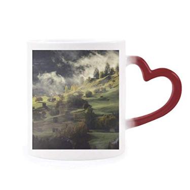 Imagem de Caneca Village Fog Hill Paisagem Floresta Sensível ao Calor Caneca Vermelha Mudança de Cor