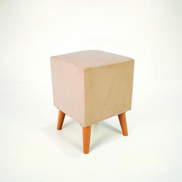 Imagem de Puff Pé palito Suede Decorativo Conforto e Sofisticação para seu Quarto Sala e Penteadeira(Bege)
