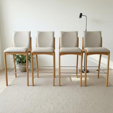 Imagem de Mobília Decor, Kit 4 Banqueta Aura Alta Madeira Maciça E Linho 28 Areia Design Moderno Conforto Com Apoio Para Pés Mobília Decor