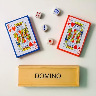 Imagem de Kit Baralho Dados Dominó Completo Jogos de Mesa Diversão e Entretenimento para Família, Amigos e Viagens