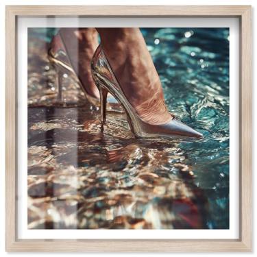 Imagem de Hydro Heel I Shadowbox Print Glam Wall Art por Notoriart, moldura loira, 63 x 63 cm