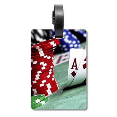 Imagem de Fichas de foto de pôquer espalhadas para jogos de pôquer com etiqueta de bagagem, etiqueta para guardar cartão