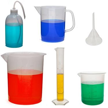 Imagem de Kit de banho de plástico de laboratório para futuros cientistas – meça, esguicho e despeje (copos, garrafa de lavagem, cilindro, funil)