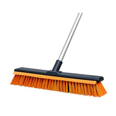 Imagem de Vassoura externa de 48 cm com cabo longo de 132 cm e rodo de borracha, vassoura de pressão para pisos de cimento e pátios, vassoura de empurrar cerdas rígidas resistentes para garagem, pátio, garagem