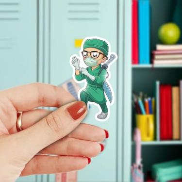 Imagem de Adesivo de desenho animado de cirurgião, decalque de vinil bonito estilo gangsta cirúrgico com cirurgião com bisturi, adesivo de humor médico para médicos e profissionais de saúde