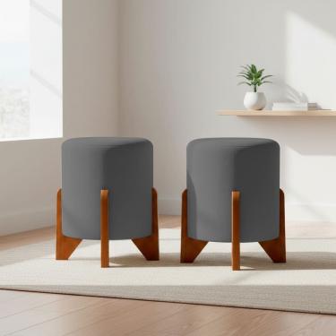 Imagem de Kit 2 Puffs Decorativos Eloah Redondo Assento Extra para Sala Quarto Suede Cores Pufe com Pés de Madeira