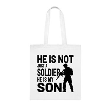 Imagem de Sacola He Is Not Just A Soldier He Is My Son, presente divertido, bolsa de ombro, bolsas reutilizáveis, ideia de presente de cesta de Natal de aniversário, Branco