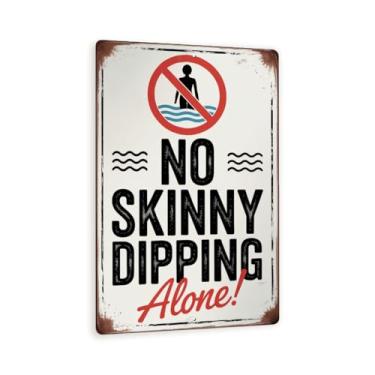 Imagem de Placa No Skinny Dipping Alone – Decoração de aviso de piscina de metal vintage 20 x 30,5 cm, arte de parede de segurança retrô divertida, placa ACM interna/externa
