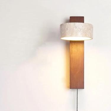 Imagem de Luminária de parede de cabeceira estilo creme com interruptor de puxar, fio giratório, luz LED, acabamento em madeira rústica de nogueira e iluminação suave direcionada para baixo.