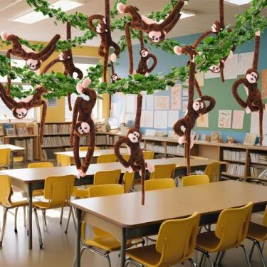 Imagem de Bicho de pelúcia, macaco pendurado na roça azul com videira artificial