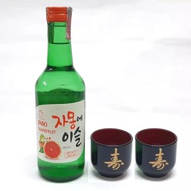 Imagem de 01 Bebida Alcoólica Soju Coreano com Sabor (Morango, Pêssego, Uva, Toranja, Yogurt, Ameixa, Blueberry) + 02 Copo Guinomi (Copo Ideograma (Kotobuki), Toranja)