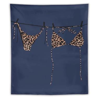 Imagem de Tapeçaria de biquíni online, estampa de leopardo, fundo azul escuro, arte minimalista, decoração de casa temática de praia para quarto, banheiro, ambiente de verão, tapeçaria 127 x 152 cm