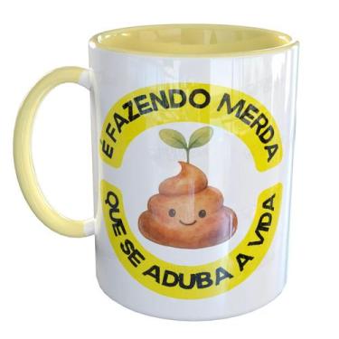 Imagem de Caneca Porcelana Fazendo merda se aduba a Vida - Pense Canecas, Amarel