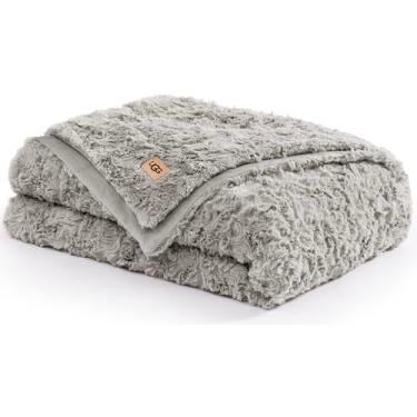 Imagem de UGG Cobertor solteiro de pele sintética, cobertor fofo de dupla face, aconchegante e extragrande para sofá, roupa de cama lavável para cama de solteiro GG, decoração de casa de luxo, 167 cm x 228 cm